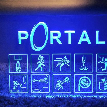 Paravista in Plexiglass da 8 mm sagomato con incisione per retroilluminazione