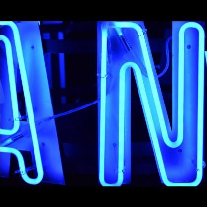 dual-neon-lettera-insegna