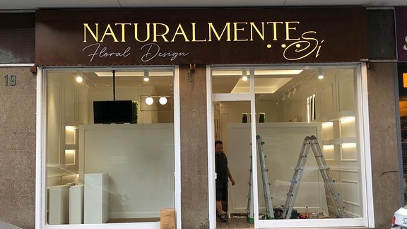 Insegna luminosa in alluminio traforato con retroilluminazione Led e led a tendina